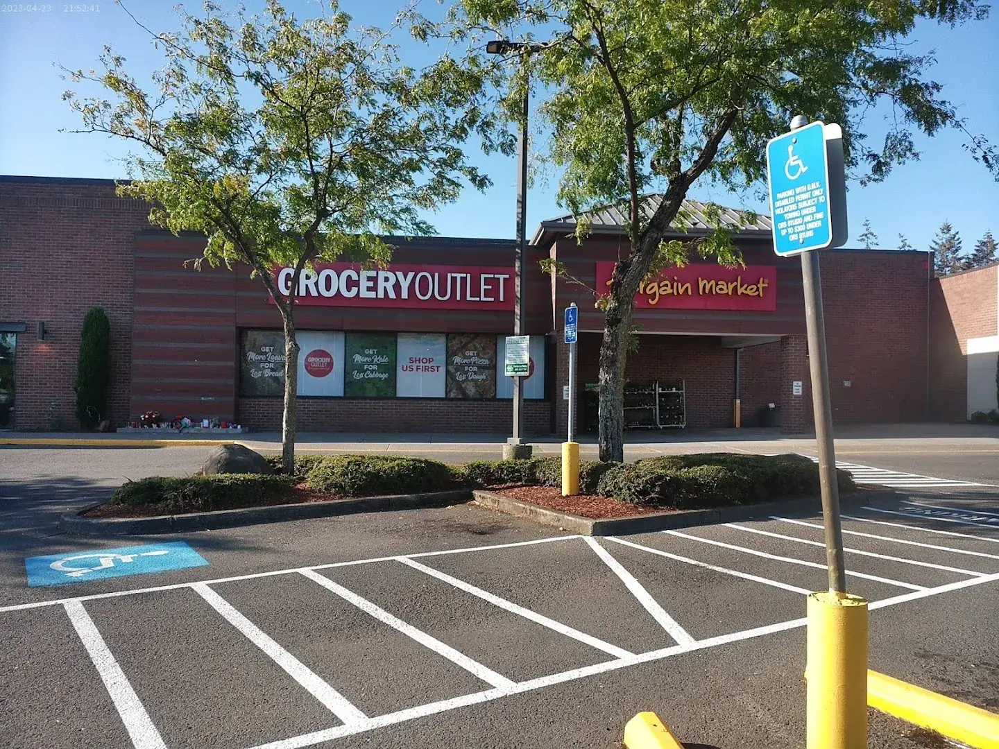 Grocery Outlet - Grocery store in Portland, Oregon
