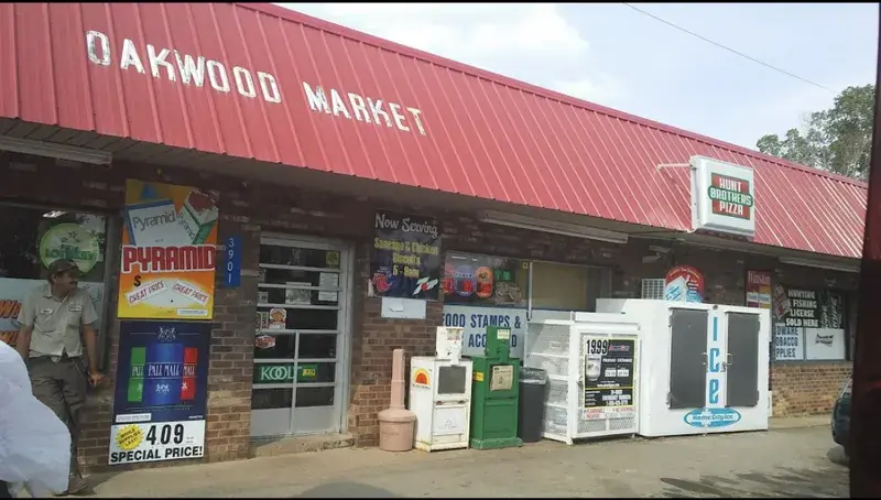 Oak Wood Food Market in Woodlawn, Tennessee