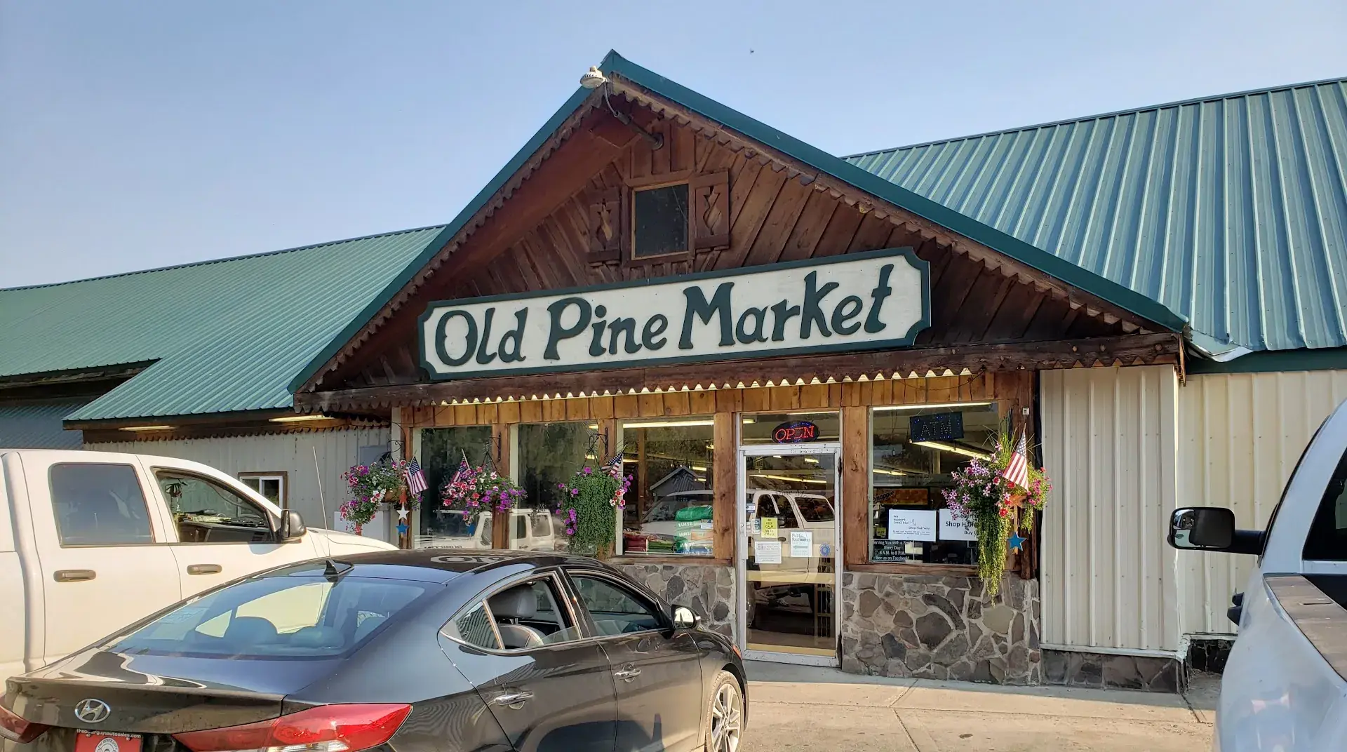 Old Pine Market - Grocery store in Halfway, Oregon