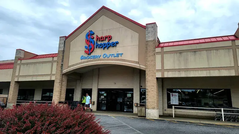 Sharp Shopper Grocery Outlet in Leola, Pennsylvania