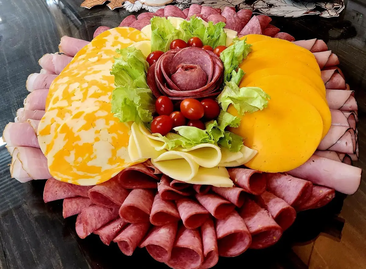 Wagon Wheel Outlet (Discount Groceries, Deli & Sandwiches) in Guthrie, KY